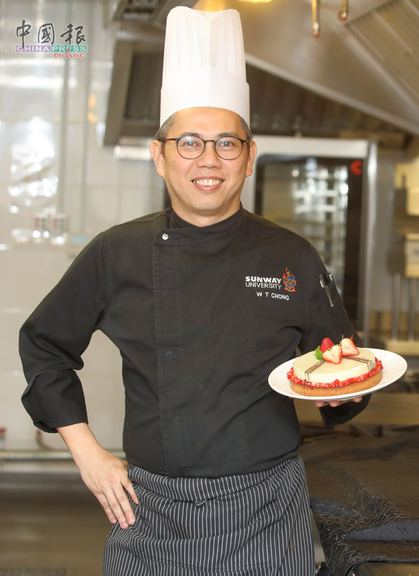 张伟杰
双威大学酒店管理学院烹饪导师。他说，罗勒的风味和草莓十分搭，而慕斯则为塔增添顺滑口感。