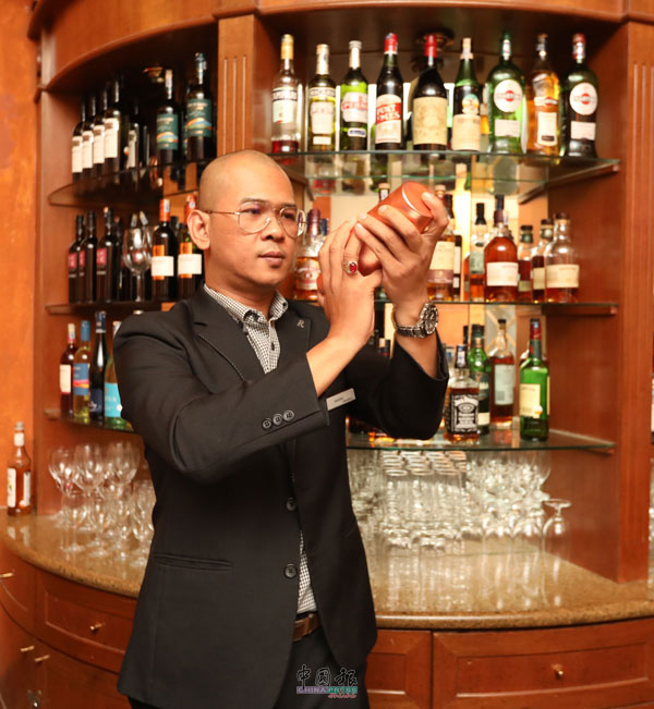 Mezzo Bar的经理Zazarin，示范调制蔡健雅鸡尾酒。