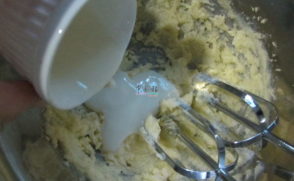 2）加入优酪乳继续拌打至完全融合。