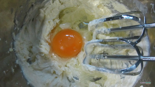 3）把蛋分数次加入牛油糊，一直搅拌至松发。