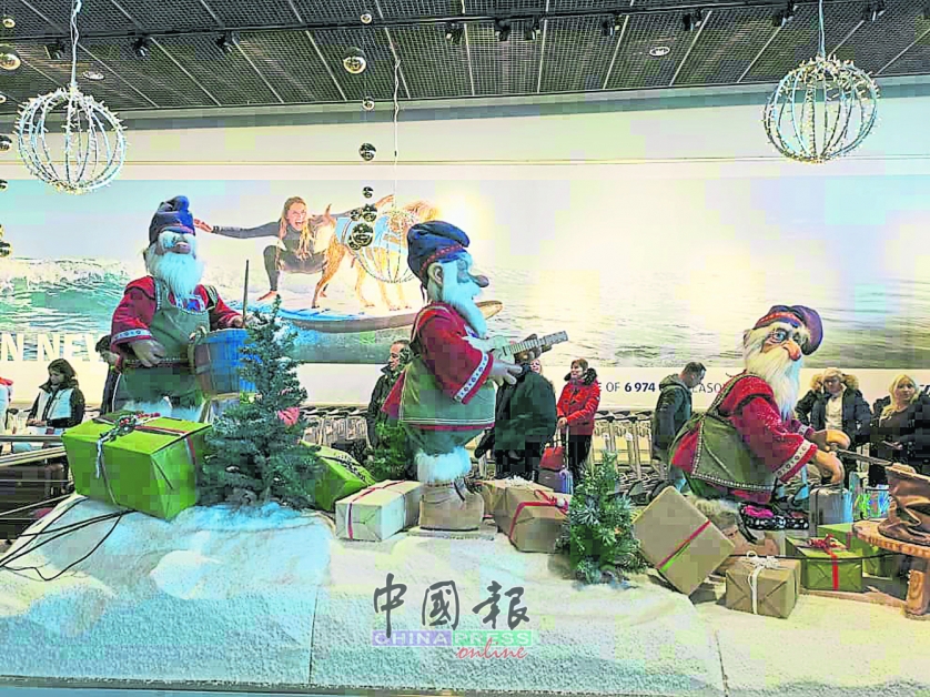 在圣诞老人村里，展示圣诞老人的历史和由来。