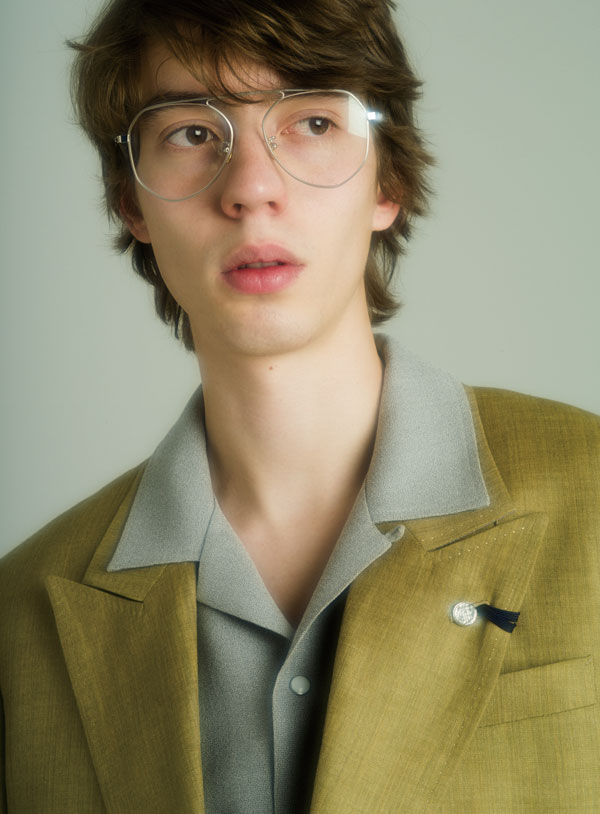 Yuichi Toyama的系列作品当中，以钛金属为镜框雏形，制作出多种不同框型的眼镜款式，让戴眼镜能更新奇，引出内心调皮、玩心大开的自己。