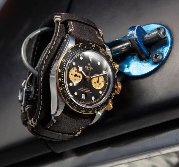 Black Bay Chrono S&G
融合了Black Bay系列所代表的潜水表传统与赛车界不可或缺的计时表精髓，既富有运动时尚风格，又洋溢复古怀旧气息，风格独具。内凹式计时盘和香槟色的配搭，不仅突出层次感，更营造鲜明而抢眼的对比。并在充满Black Bay特色的41毫米钢表壳外配搭黄金按钮，启蒙自第一代帝舵计时腕表的灵感。黄金固定外圈，配搭黑色阳极氧化铝测速计字圈，兼具运动感与优雅风格，个性十足。