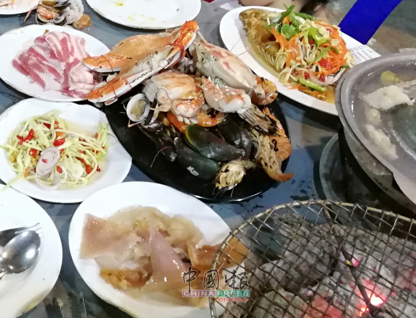 各式各样的海鲜贝类任君选择，吃到饱为止。