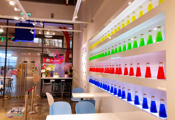 店内设计采用各种颜色鲜艳的实验滴管组成主题墙，简约中透着浓厚的科幻实验室风格，环境气氛舒服，是许多学生聚会聊天的场所。