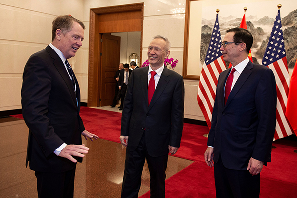 今年3月，刘鹤（中）在北京与莱特希泽（左）和姆努钦进行会谈。