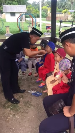 警队高官与小孩打成一片，并亲自喂他们吃饭。