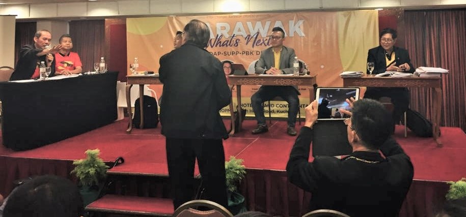 一名出席者（右起）因与主讲者意见不合，现场发生争论。（图取自Sarawak Voice网站）