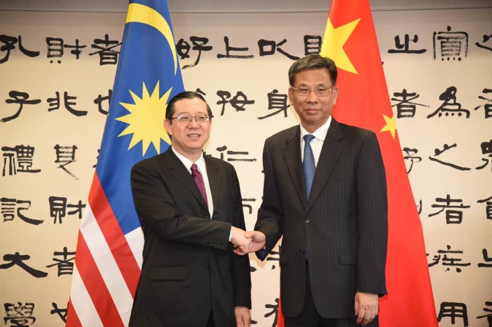 林冠英（左）与刘昆会面，讨论促进两国的经济和金融互利关系。