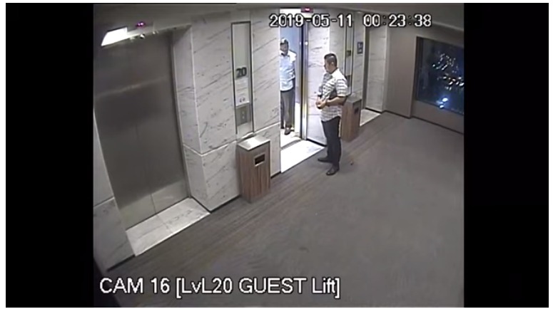 这是酒店升降机门口的闭路电视画面。