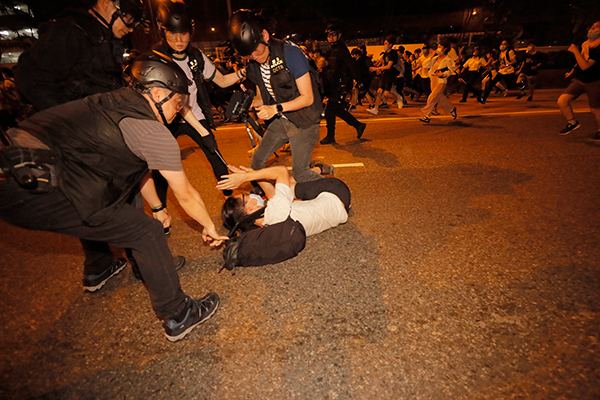 示威者遭强势抬走或拖走。图:美联社