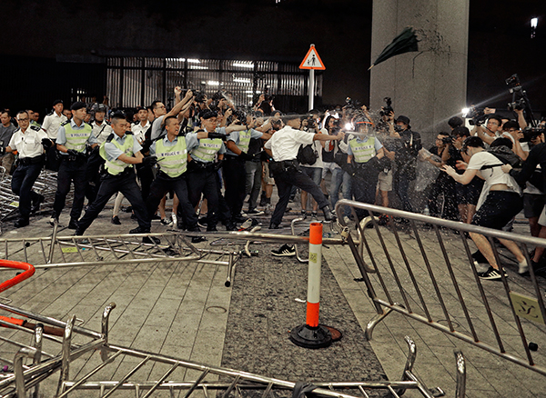 示威者与警方爆发冲突。图:美联社