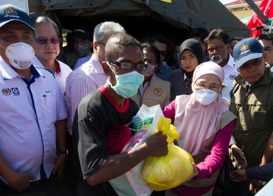 旺阿兹莎（右2）移交物资米粮给予话望生峇迪族人。