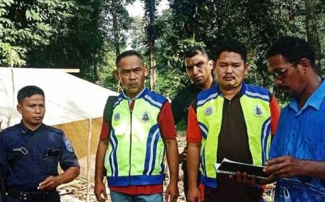 道菲（右）和率领话望生警员到峇迪族部落，针对村民的投报展开调查。