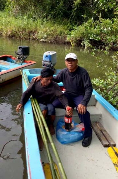 舢舨翻覆掉入河的捕螃蟹男子（左）在沼泽岸边被搜获。