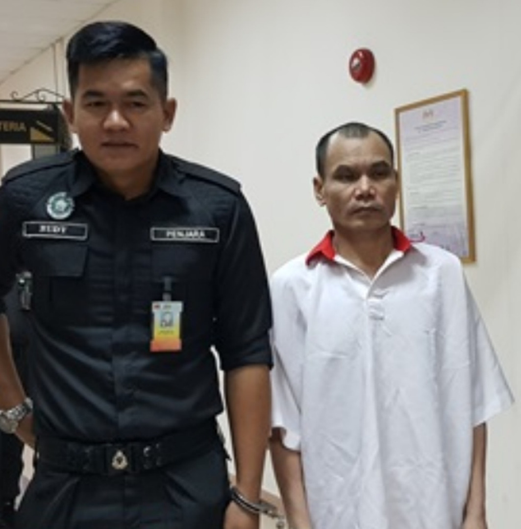 印尼籍被告（右）在3项谋杀罪名成立被判死刑由警员押离法庭。