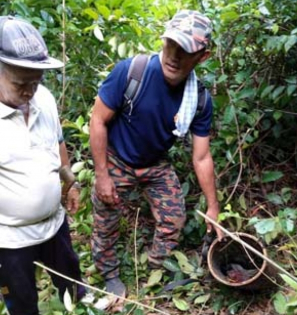 多天前在「乌沙」狗儿哀嚎带路下，居民只找是到失踪老翁所背的藤篮。