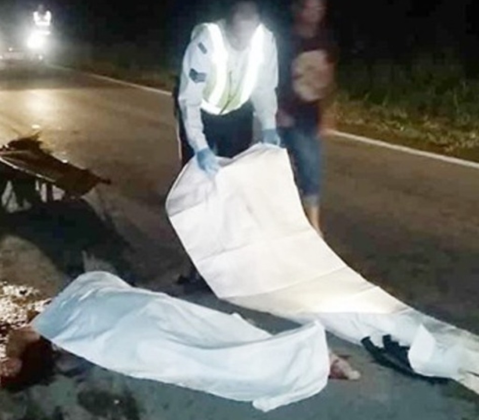 交警为死亡骑士遗体打包。