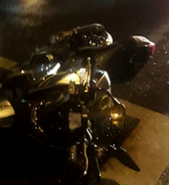 重伤骑士所骑的重型摩哆撞毁在车祸现场。