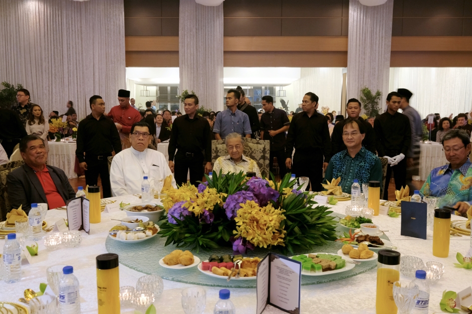 马哈迪（坐者中）与部长出席开斋节晚宴；左起为莫哈末沙布、阿布沙益及巴鲁比安。