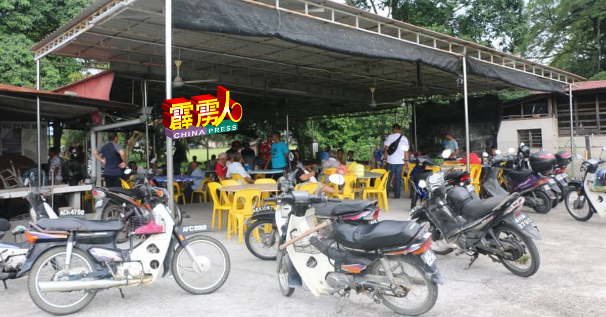 和丰警方週六突袭和丰竹芭新村一个华人茶室，将34名涉嫌非法赌马的华裔男女逮捕。