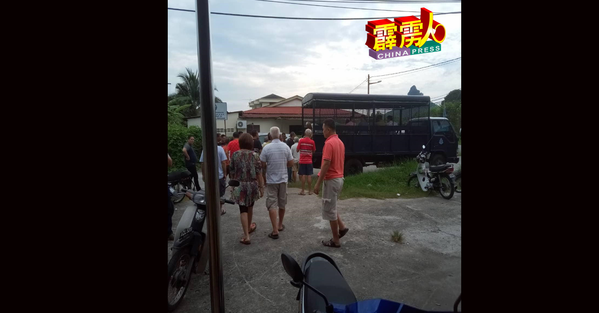 34名涉嫌非法赌马的华裔男女被捕后，准备带上警察的大卡车载返警局。
