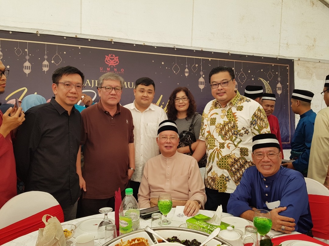 叶运兴（后右）与民政党彭州党要向纳吉拜年，后左起陈志豪、杨福兴、吴柿隆及曾佩芳。