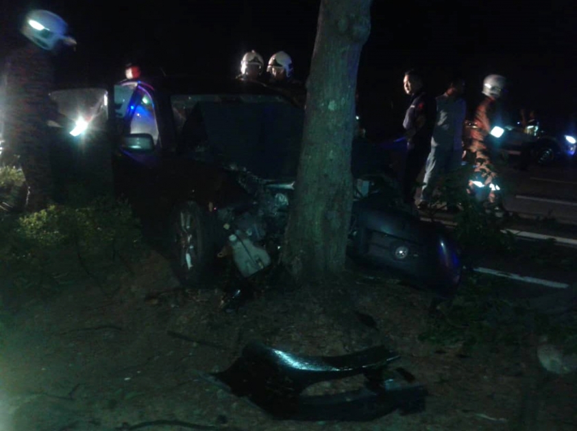 死者与妻子共乘的轿车撞击大树。