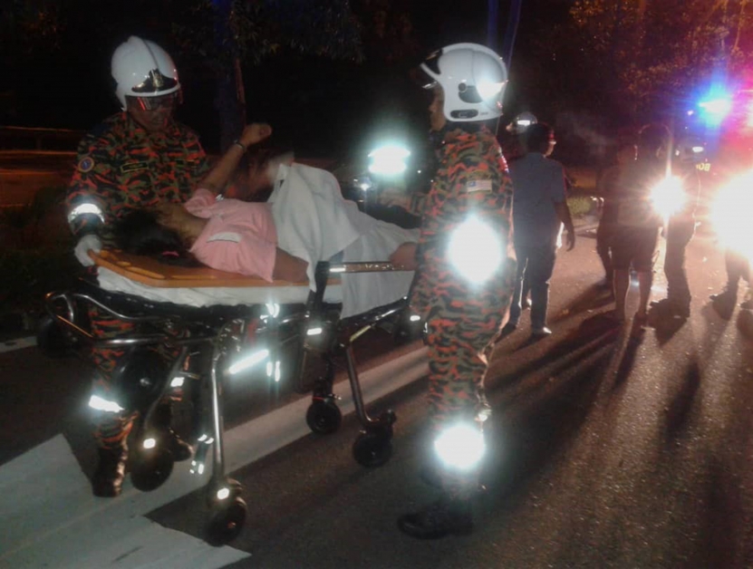 消拯员将女司机救出后，送往医院接受治疗。