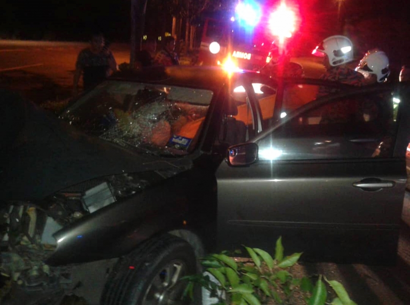 轿车前部严重损毁。