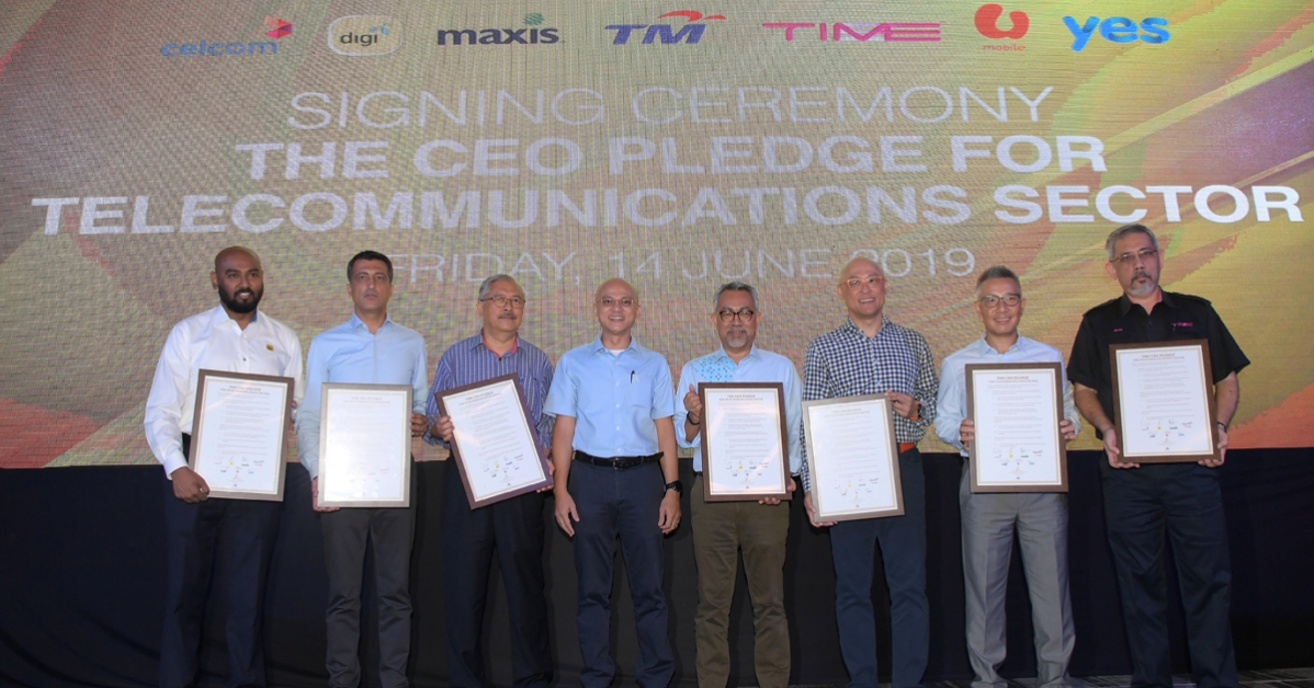 艾依沙依萨（左4）见证各通讯公司巨头签署承诺；左起为祖庆拉扎兰、格克汗奥古、诺卡马鲁、莫哈末依罕纳瓦威、黄显德、李永钜及TIME dotcom代表。