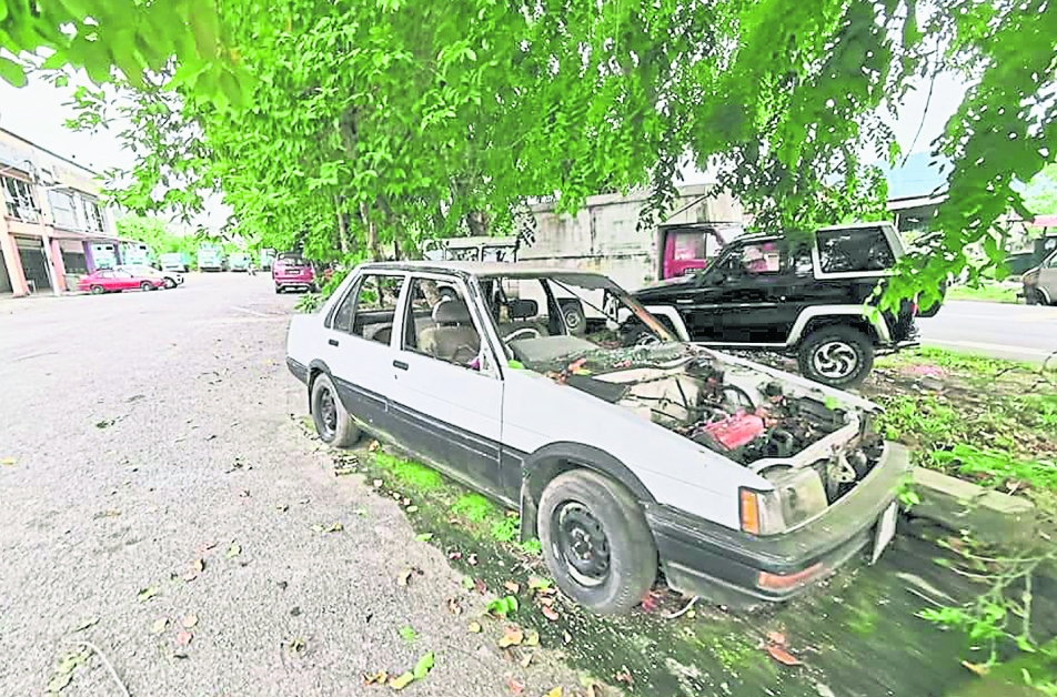 搁置路旁的残旧汽车，车窗和引擎盖已被鼠辈盗取。