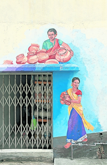 具有印裔民族特色的壁画，吸引许多路人驻足围观。