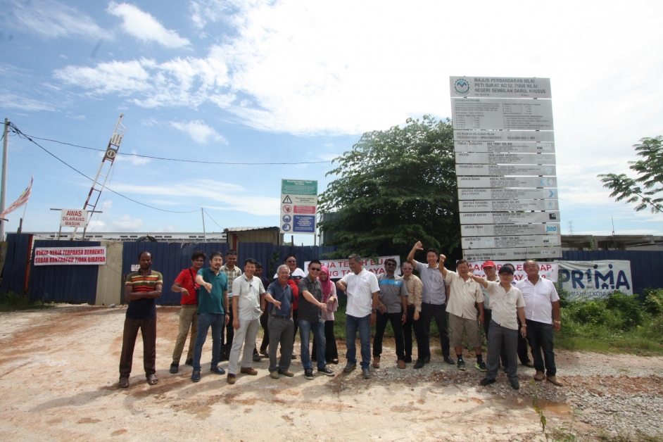 15名建筑承包商聚集在晏斗一马房屋计划建筑工地外和平请愿，要求房屋及地方政府部解释及支付欠款。