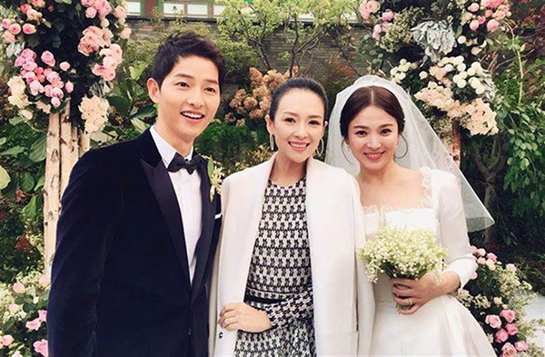 宋宋前年10月31日在首尔新罗酒店迎宾馆举行世纪婚礼时，章子怡等大咖参与祝贺。