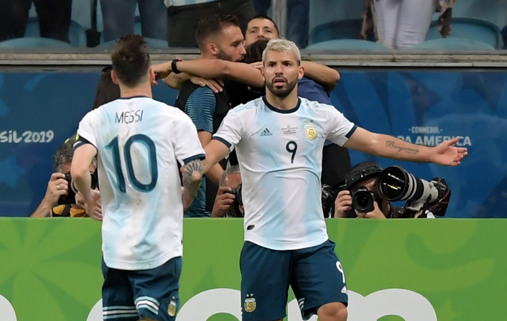 阿根廷前锋阿奎罗（右）锁定胜局后，与好兄弟梅西一起庆祝。（法新社）