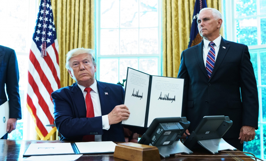 特朗普周一在白宫椭圆办公室，签署制裁哈梅内伊的行政令。