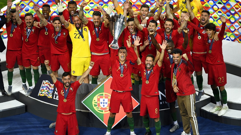 葡萄牙队长C罗纳多捧起欧国联冠军。（欧洲足总图）