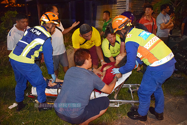 民防队员在玻璃口志愿消防员协助下，将受伤妇女送往医院。