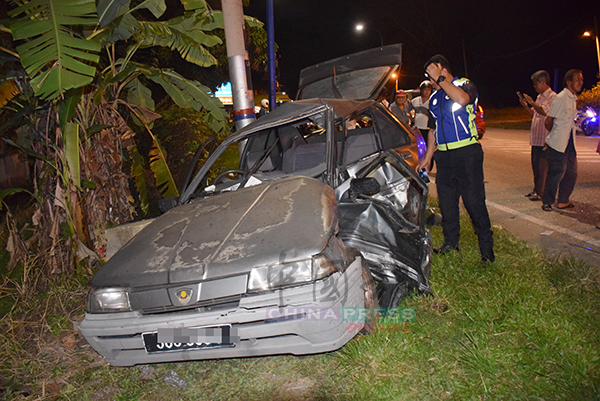 国产车宝腾赛佳旁被撞坏，警官在调查。