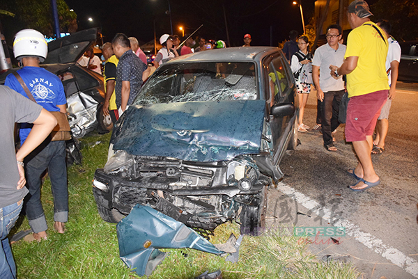 灵鹿猛撞后，前部毁不成形。