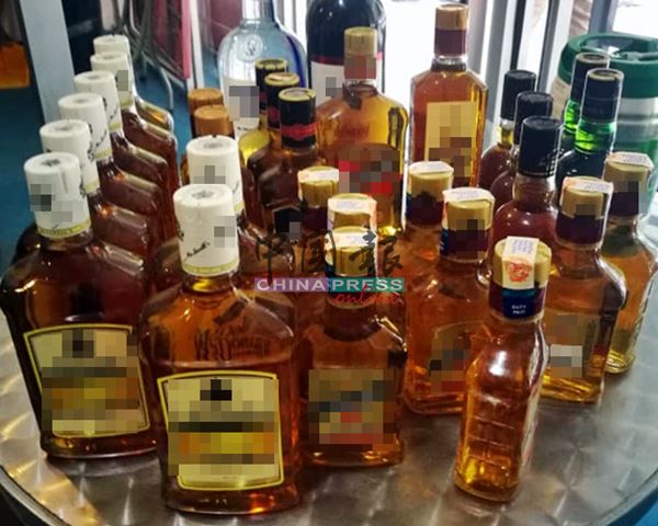 执法大队在波德申地区展开取缔假酒的行动时，意外起获322支各品牌漏税廉价洋酒，并扣查2名印裔青年。