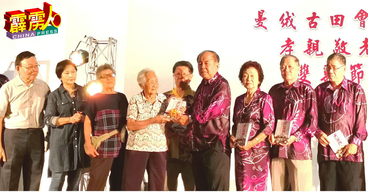 陈光良（右4）移交丁世杰新出版的遗作给丁老先生的家人。