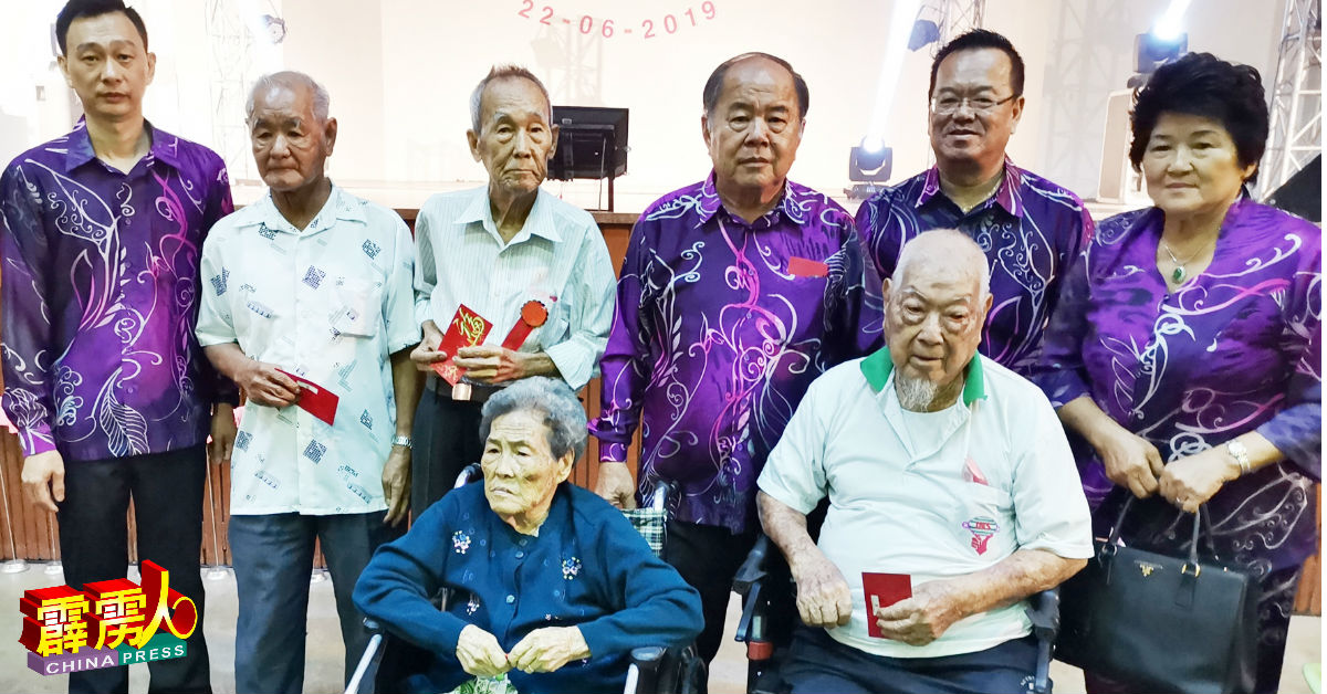 黄华英（站者右起）、潘作钦、陈光良及陈大国（左）4名与场最年长的长者。