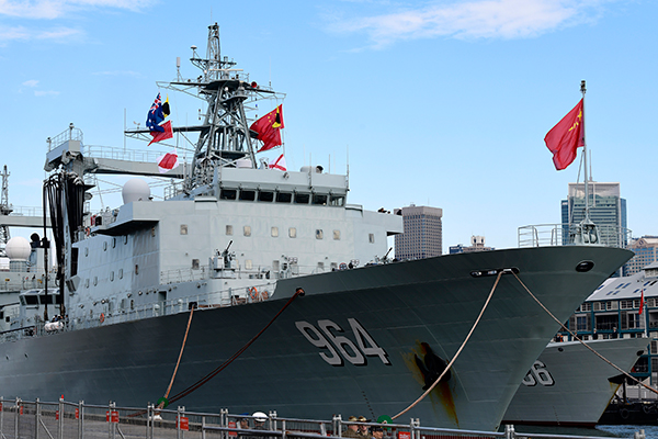 图为“骆马湖号”补给舰挂着澳洲和中国国旗。