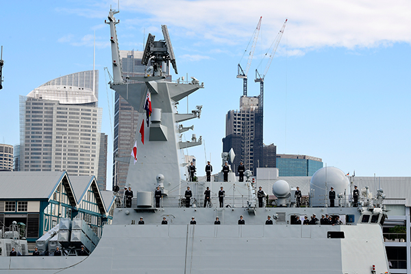 中国3艘军舰周一停泊在悉尼港海军基地，图为解放军海军人员整齐站在甲板上，场面壮观。