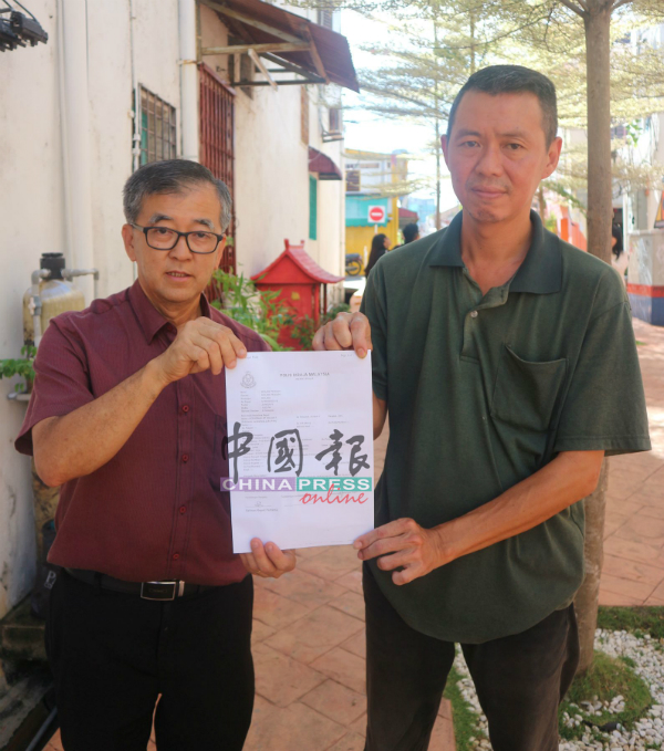郑和．朵云轩马六甲艺术馆已针对盆栽遭破坏事件报案，郑名盛（右）展示报案书，左为陈劲源。