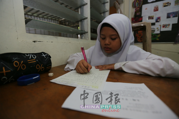 “华文写作难不到我。”参赛者包括巫裔学生。