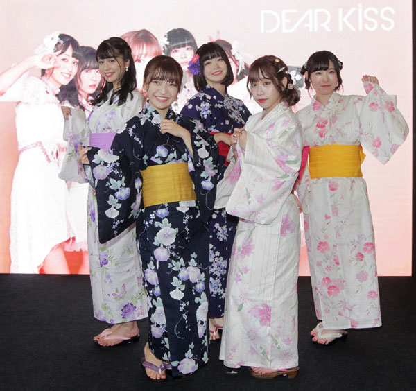 成员Saki(左起)、Rikako、Maho、Nonoko以及Miiwa努力拓展事业版图。