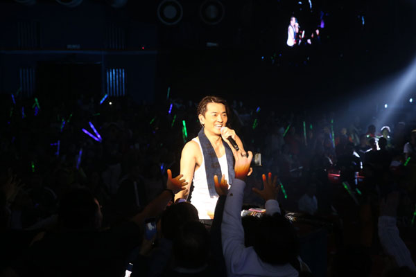安哥时郑伊健穿上招牌白背心与歌迷近距离接触。